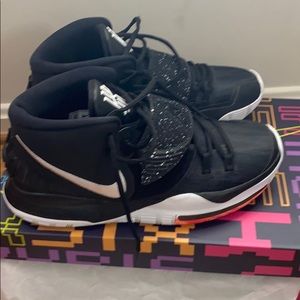 Kyrie 6 black/white men’s size 8.5